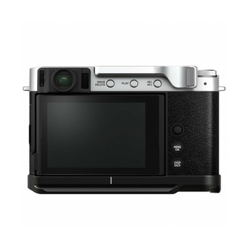 Fujifilm X-E4 Silver con impugnatura MHG-XE4 e kit di appoggio per pollice TR-XE4