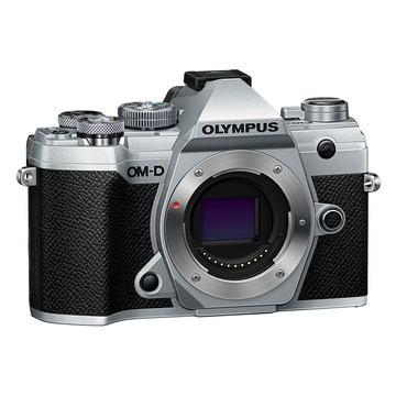 Olympus OM-D E-M5 III Silver + M.Zuiko Digital ED 12-200mm f/3.5-6.3