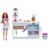 Mattel Barbie Pasticceria - Playset con Bambola e Postazione da Pasticceria - Bambola da 30 cm - Oltre 20 Accessori per Dolci - Regalo per Bambini da 3+ Anni